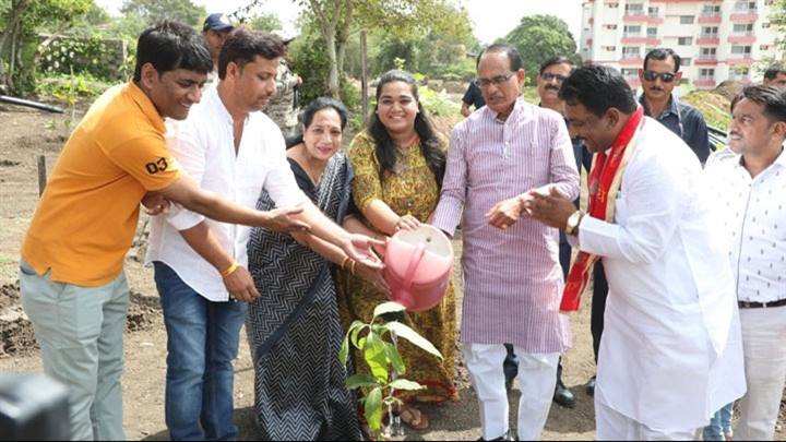 मुख्यमंत्री श्री चौहान के साथ पर्यावरण मित्रों ने अपने जन्म-दिवस पर लगाए पौधे